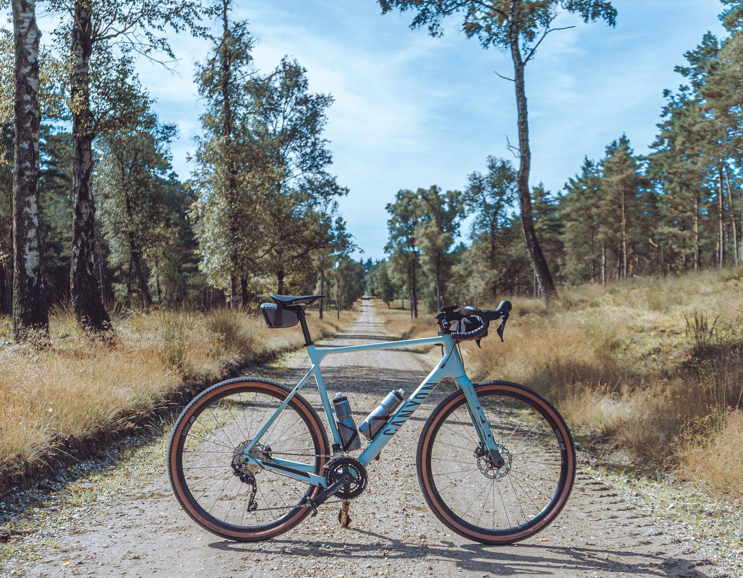 Bicicleta gravel en un camino de tierra