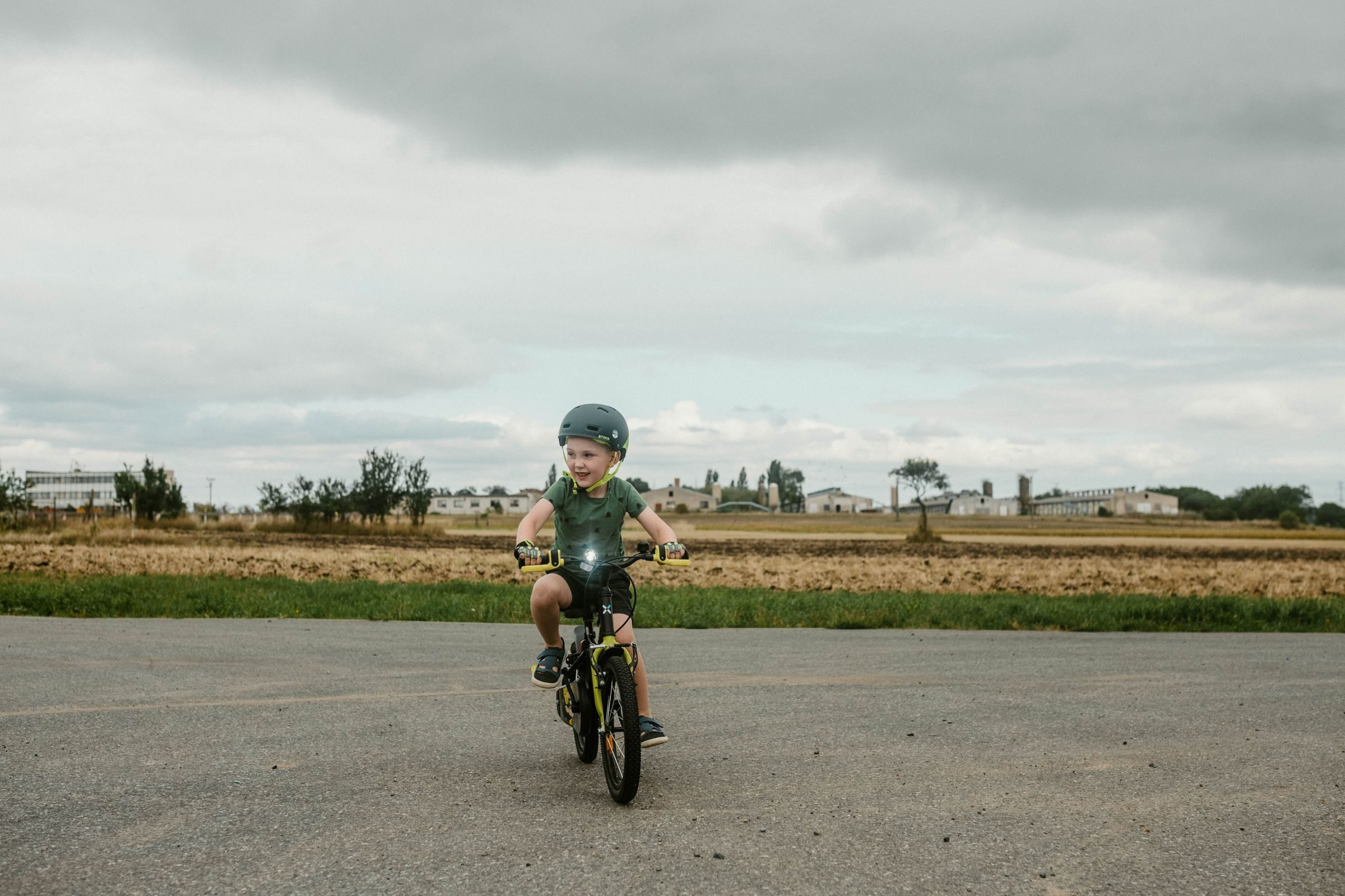Niño con su bicicleta