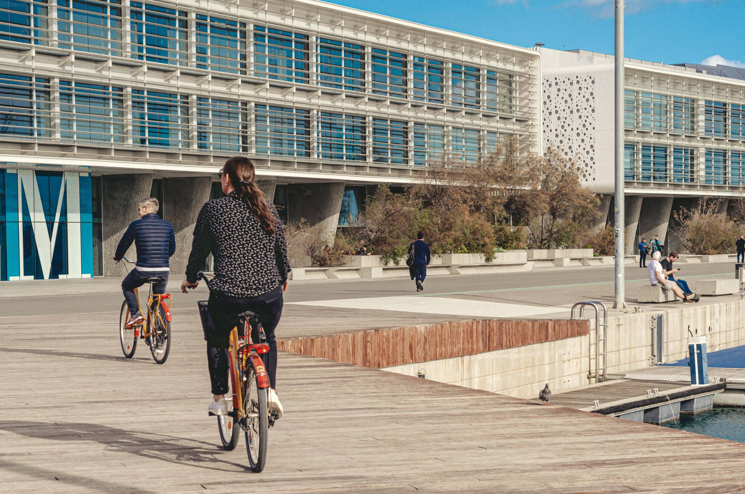 Bicicleta urbana en la ciudad
