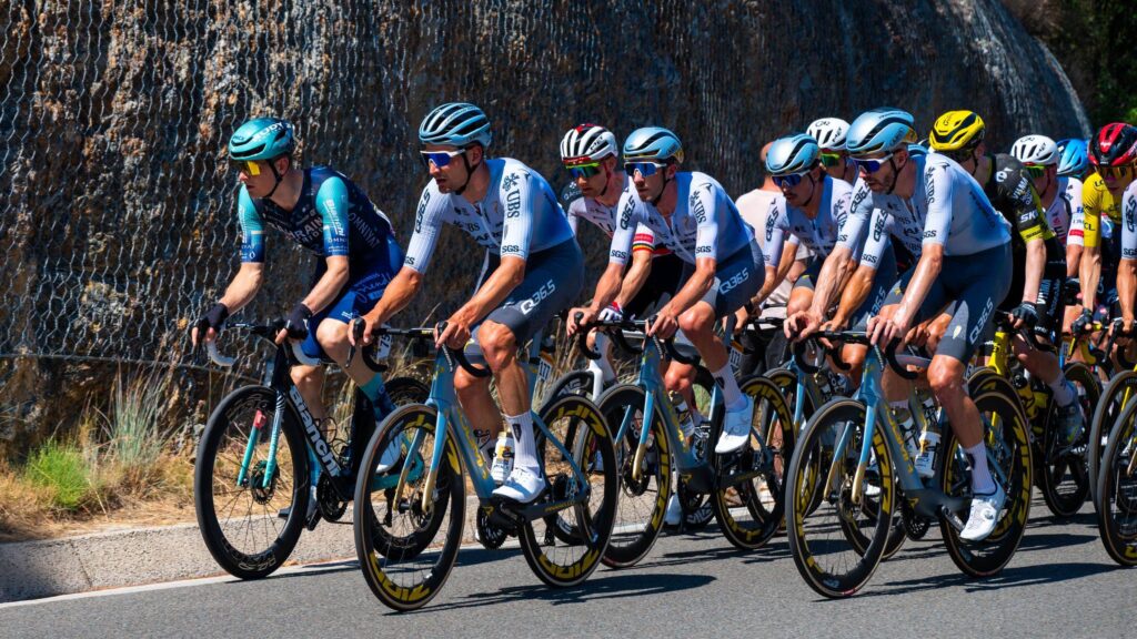 Grupo de ciclistas en carretera