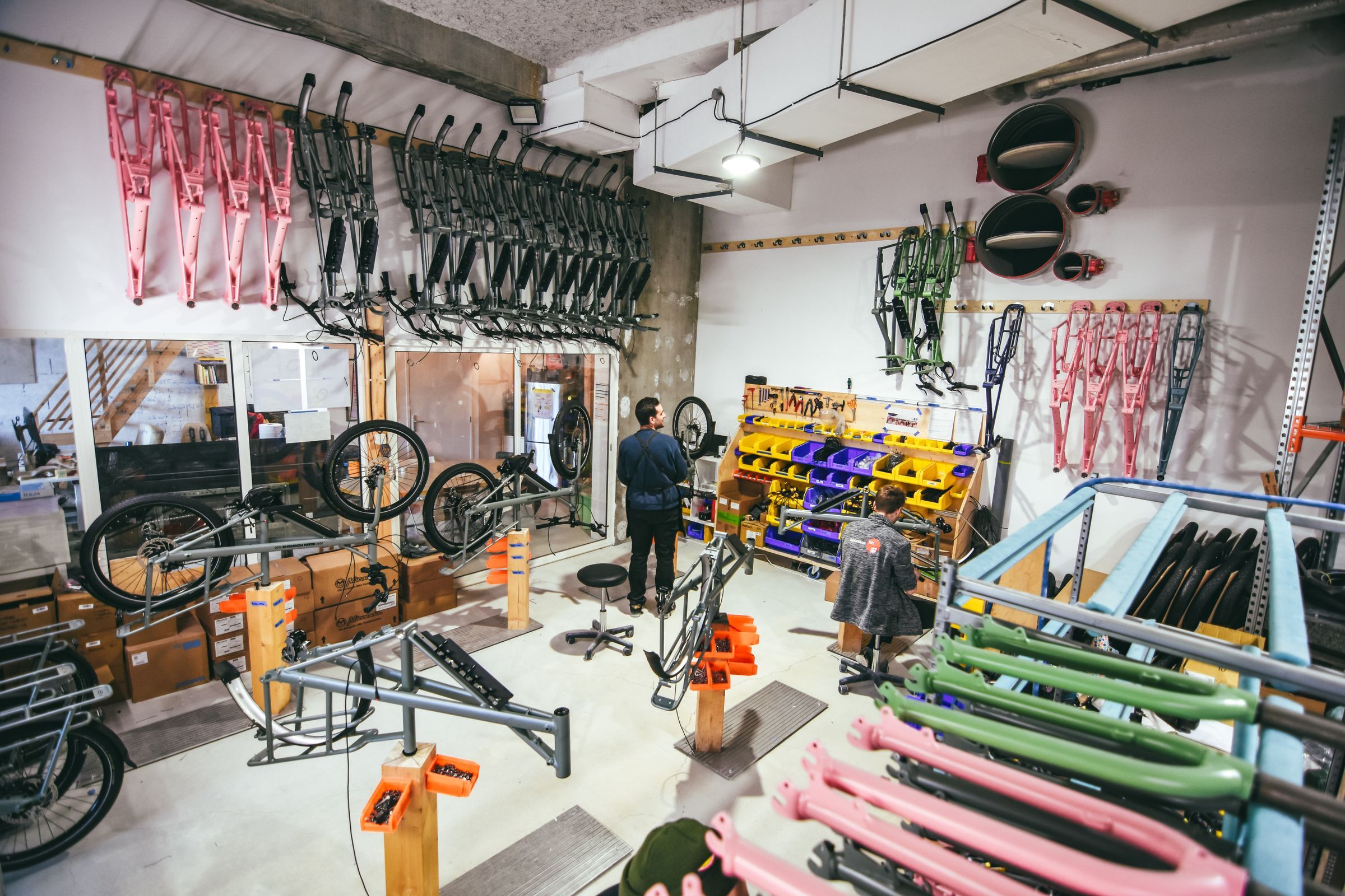 Mecánico reparando una bicicleta en el taller