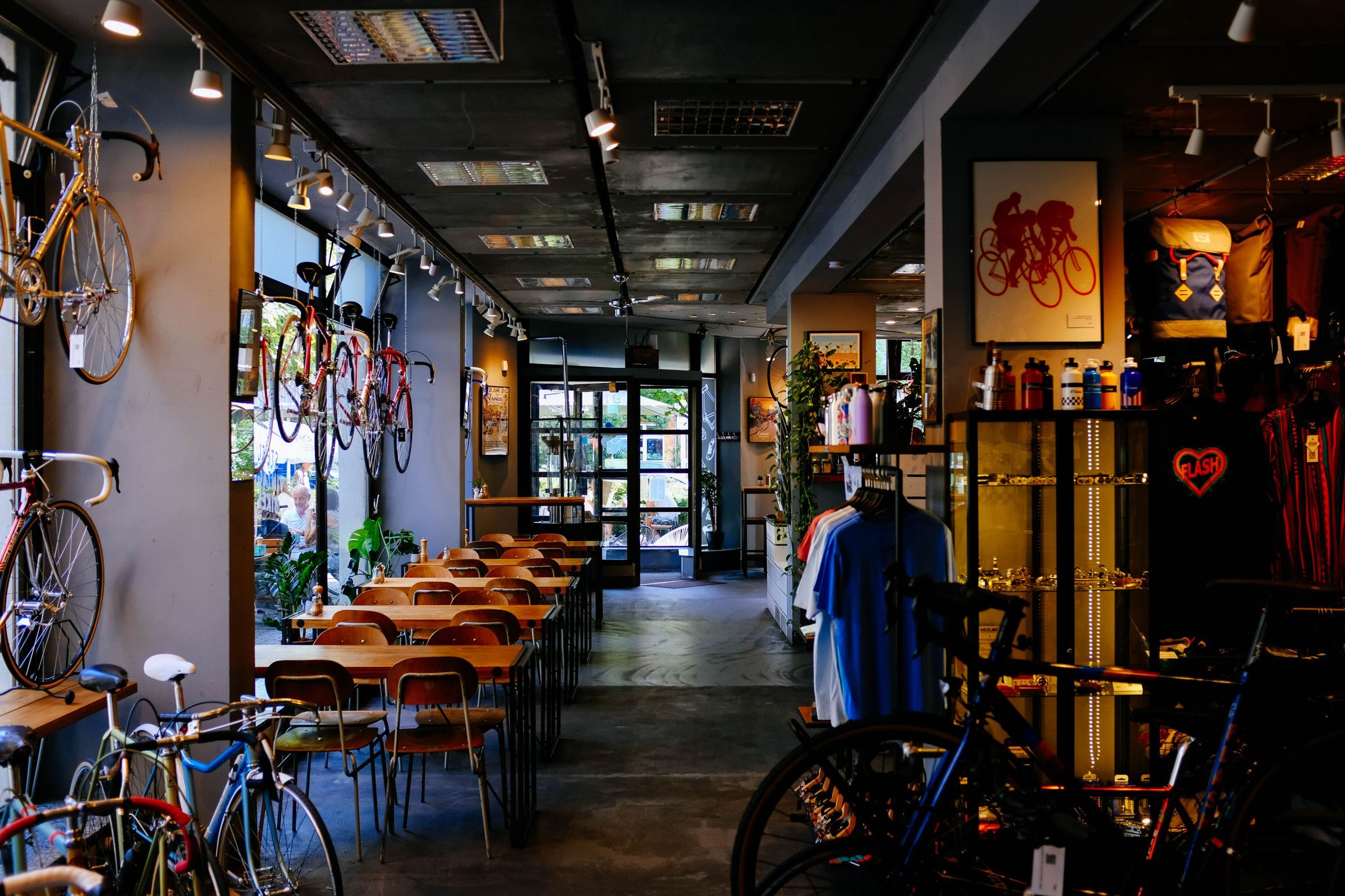 Interior de una tienda de bicicletas